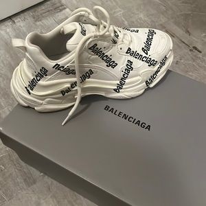 Woman Balenciaga size 9 sneakers